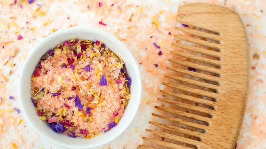 Домашен детоксикиращ скраб за скалп 