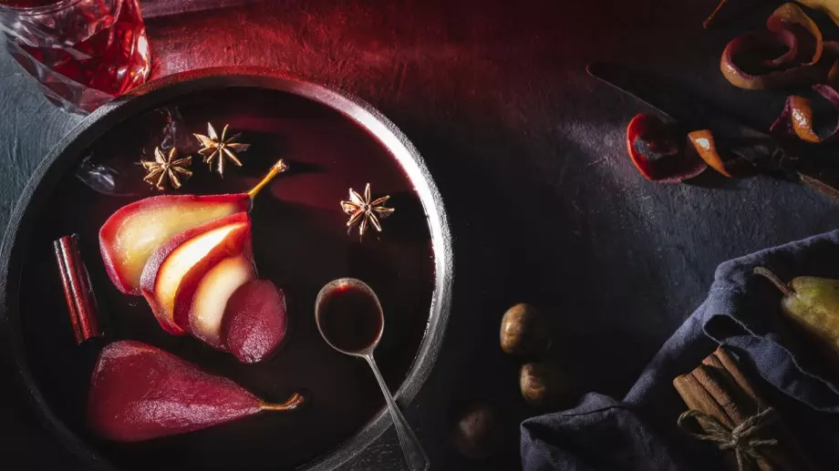 Истинско новогодишно изкушение: Поширани круши в червено вино