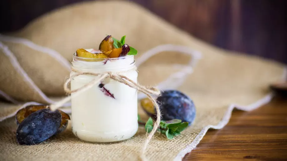 Супер лесен и вкусен десерт със сини сливи