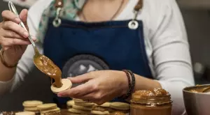 Много вкусни зимни карамелени бисквитки