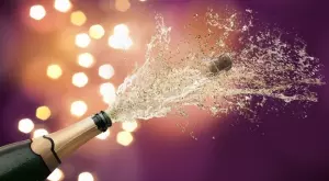 Офталмолози предупреждават: Отварянето на бутилки шампанско може да бъде много опасно
