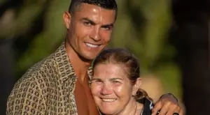 Син мечта: Роналдо подари на майка си подарък за 100 000 евро (ВИДЕО)