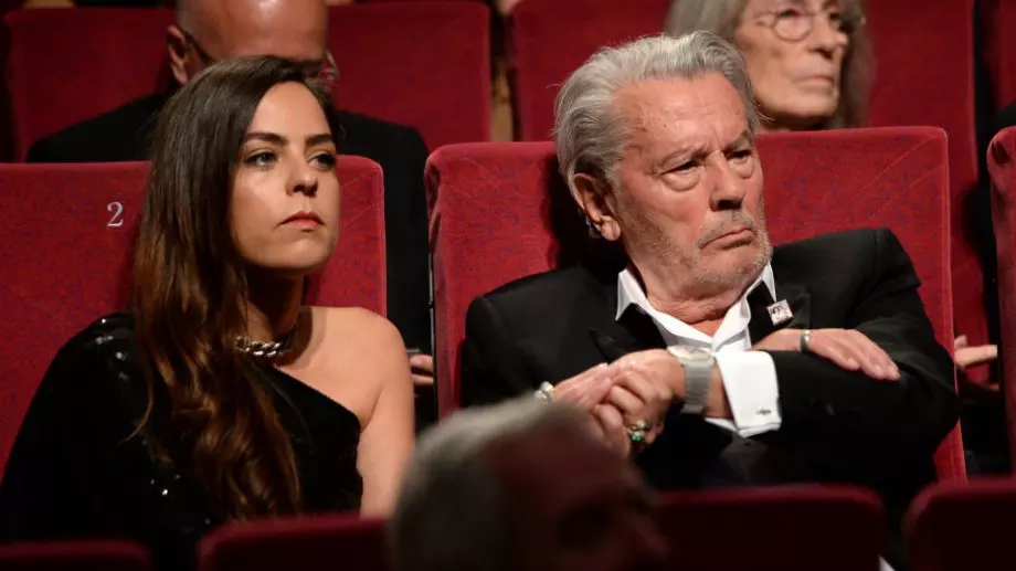 Синът на Ален Делон обвини сестра си, че е крила проблеми на актьора