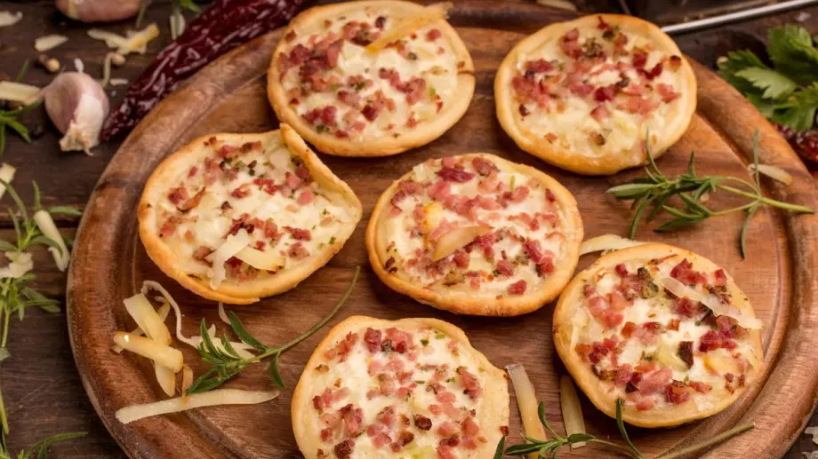 Печени крекери с бекон и пармезан