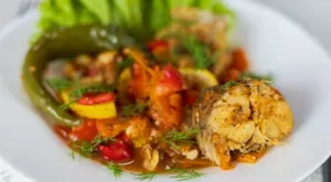 Хек с картофи, тиквички и чери домати