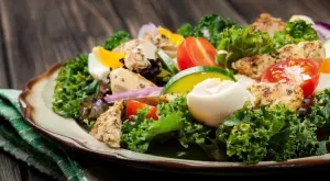 С тази вкусна кето салата ще се сбогувате с излишните килограми