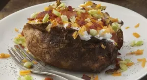 Печени картофи със сочна плънка с бекон 