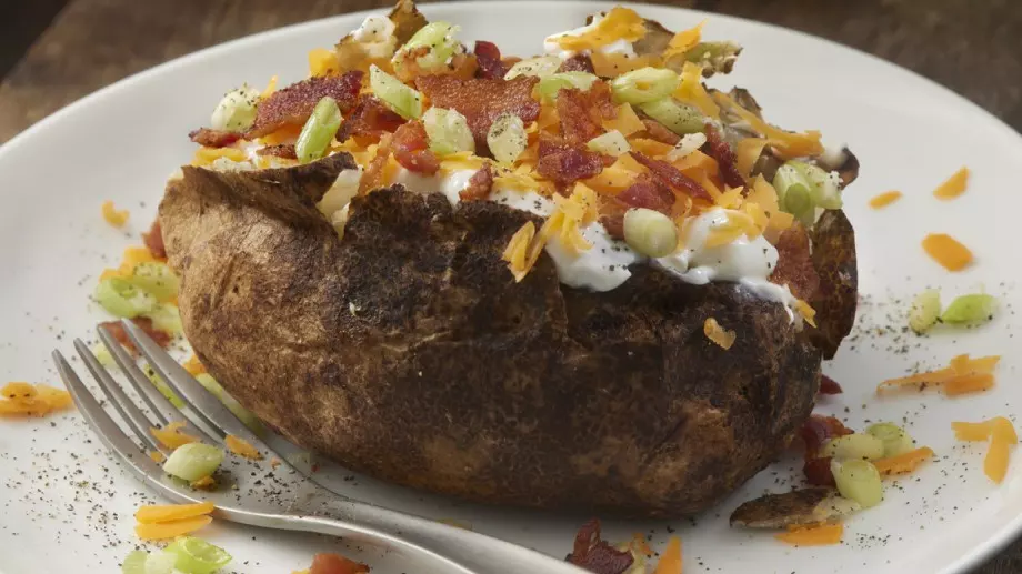 Печени картофи със сочна плънка с бекон 