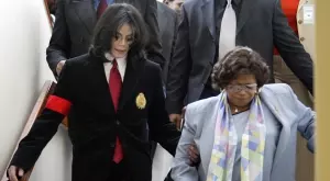 Майката на Майъл Джексън затънала в дългове, постоянно съди внуците си