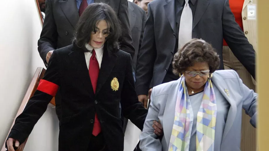 Майката на Майъл Джексън затънала в дългове, постоянно съди внуците си