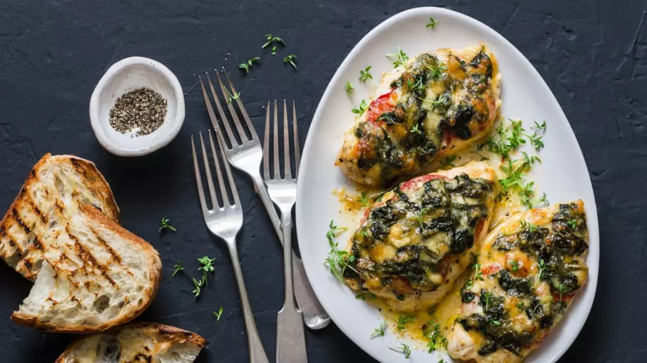 Сочни пилешки гърди с крема сирене, песто и пармезан на Air fryer