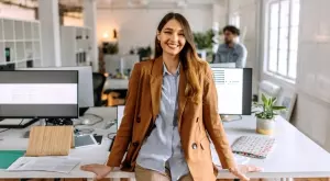 4 ключови офис дрехи, в които да инвестирате през 2024