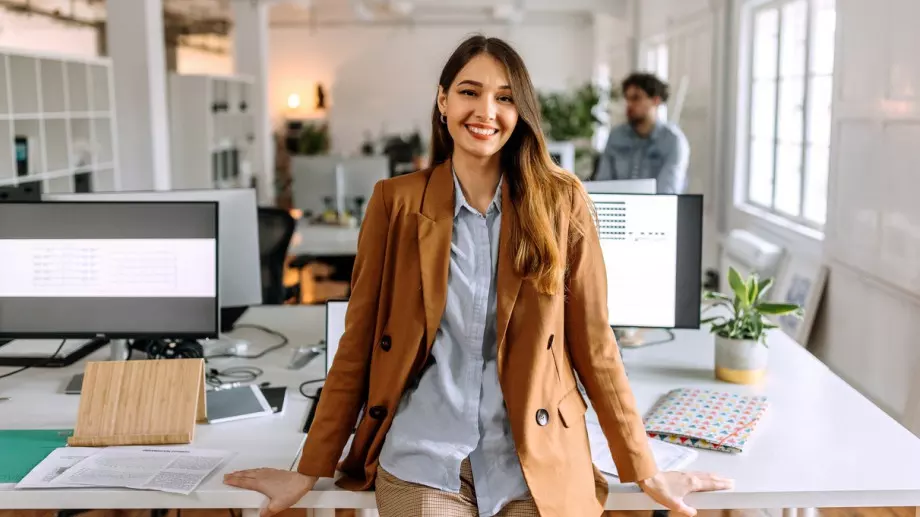 4 ключови офис дрехи, в които да инвестирате през 2024