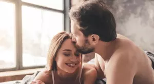 Женски виц за 4 февруари 2024: Една жена скрила любовника си в гардероба