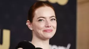 Ема Стоун: Голотата и сексът са част от героинята ми в "Клети създания" (ВИДЕО)