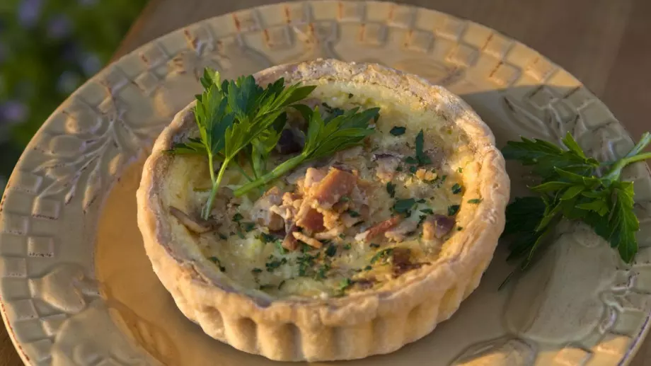 Готово за 5 минути: Вкусен киш със спанак и шунка