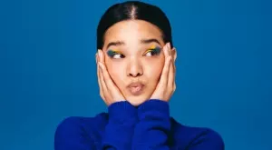 Индиго: Как да се гримирате в този поразителен цвят през 2024