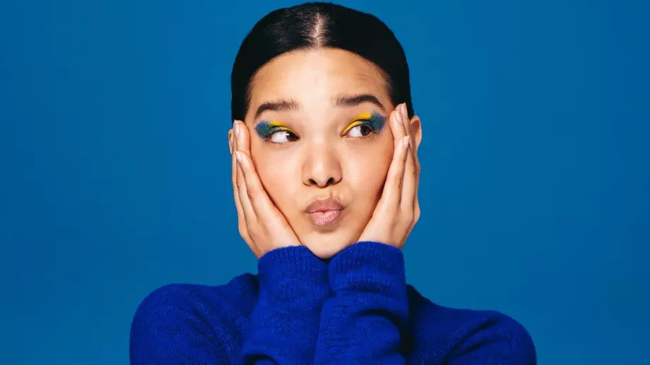Индиго: Как да се гримирате в този поразителен цвят през 2024