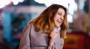 Женски виц за 14 февруари 2024: Отива баба в пощата