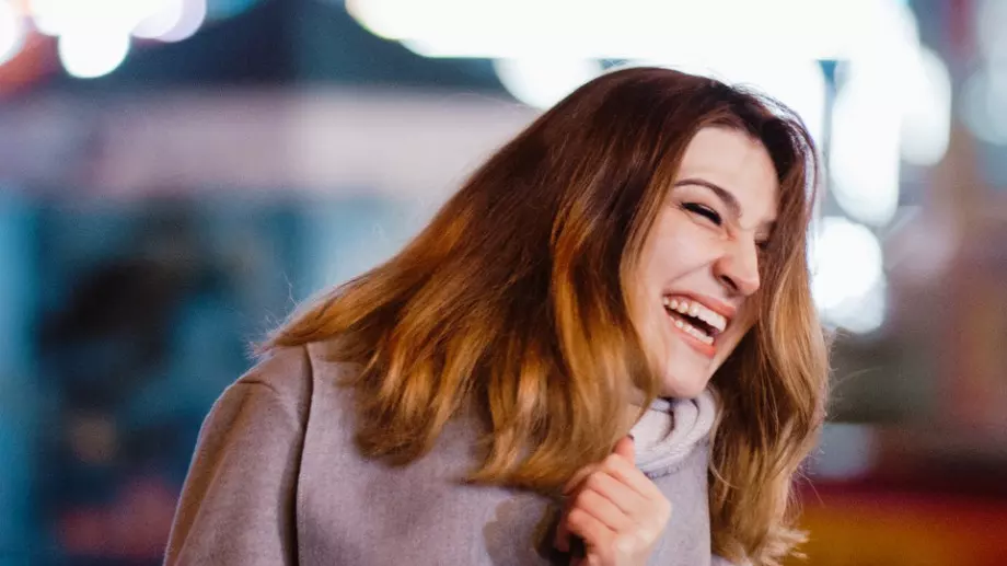 Женски виц за 14 април, 2024 г.: Трима приятели седят