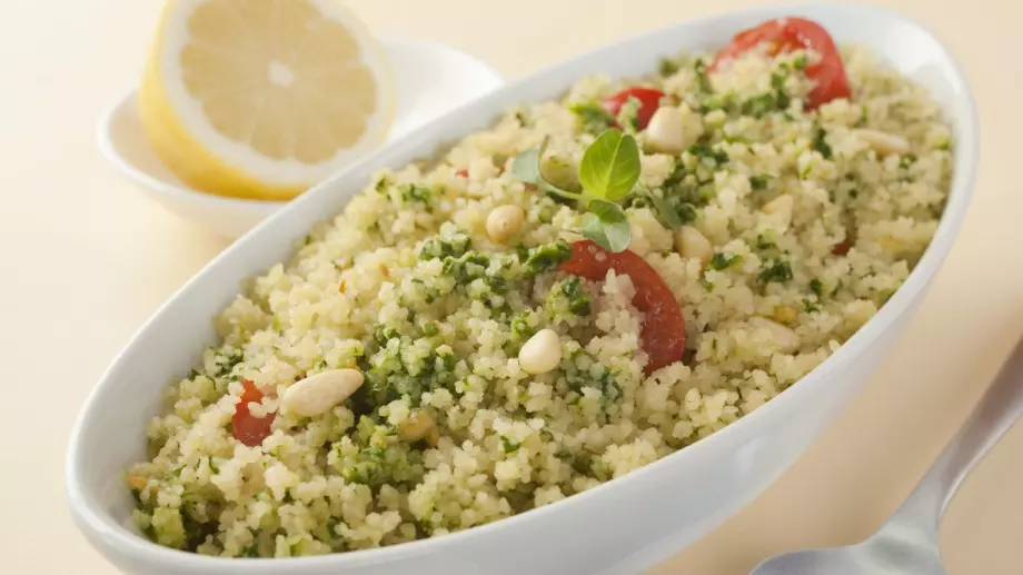 Вкусна салата с куккус и песто
