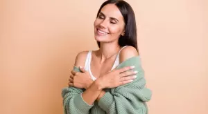 3 готини начина да носите жилетка тази зима (ВИДЕО)