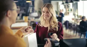 Виц на деня: Блондинка на касата