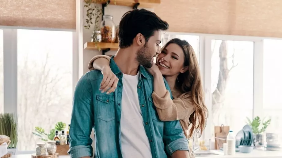 Тези 3 зодии напълно се променят, когато са влюбят