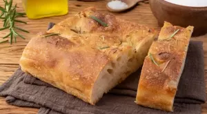 Пухкава фокача с розмарин и морска сол