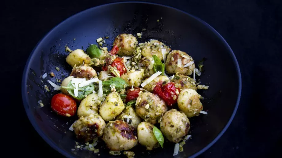 Най-бързата рецепта за сочни ньоки с пилешко и пармезан