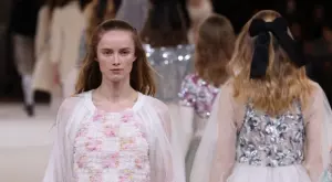 Tрендове в косите и грима от Седмицата на висшата мода в Париж (ВИДЕО)