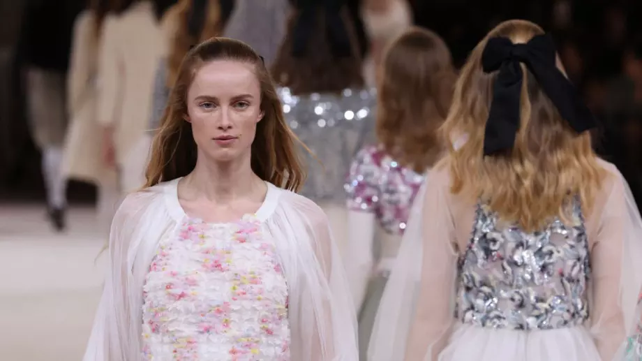 Tрендове в косите и грима от Седмицата на висшата мода в Париж (ВИДЕО)