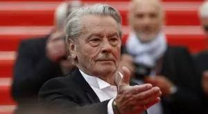 Нова драма застигна Ален Делон: Откриха над 70 оръжия в дома му