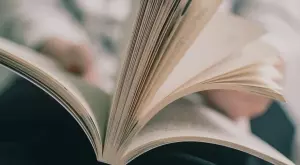 Амбициозно: Графичен дизайнер изрязва буквите от "Моята борба" на Хитлер за готварска книга