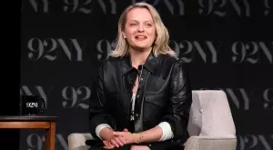 Елизабет Мос очаква първото си дете (ВИДЕО)