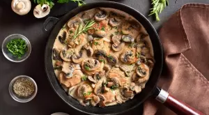 Трябва да ги опитате: Свински пържоли с гъбен сос и бекон