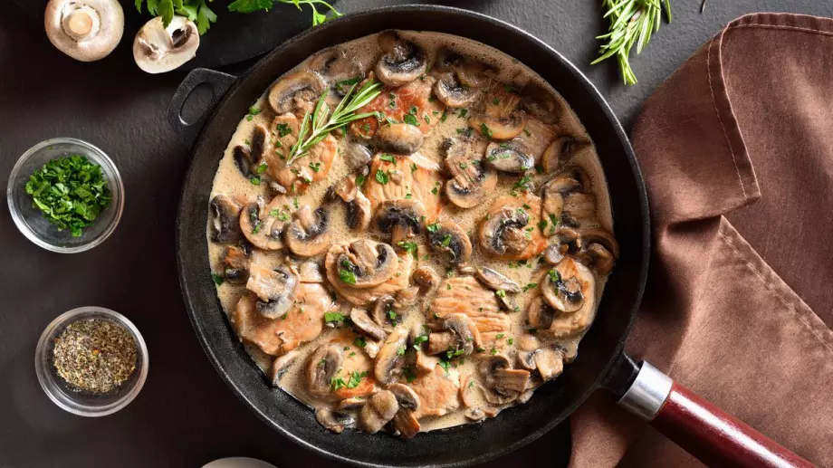 Трябва да ги опитате: Свински пържоли с гъбен сос и бекон