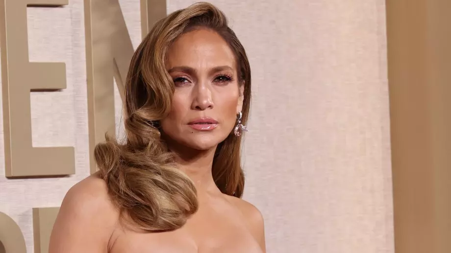 Дженифър Лопес си откъсна част от косата (ВИДЕО)