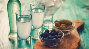 Каква е разликата между узо и мастика