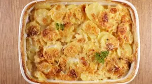 Опитайте тези печени картофи с кайма и кашкавал