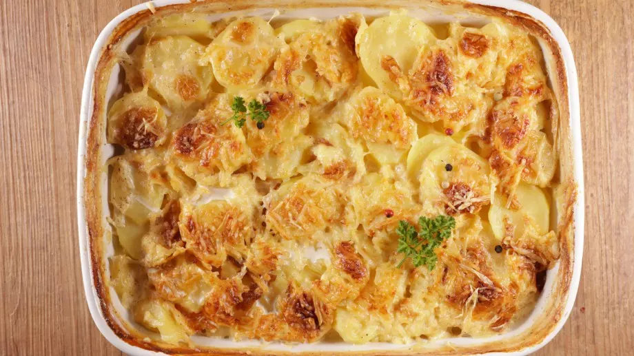 Опитайте тези печени картофи с кайма и кашкавал