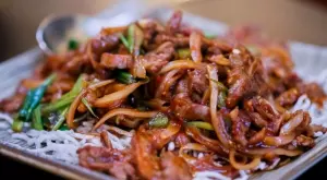 Няма по-вкусно запържено телешко месо с лук