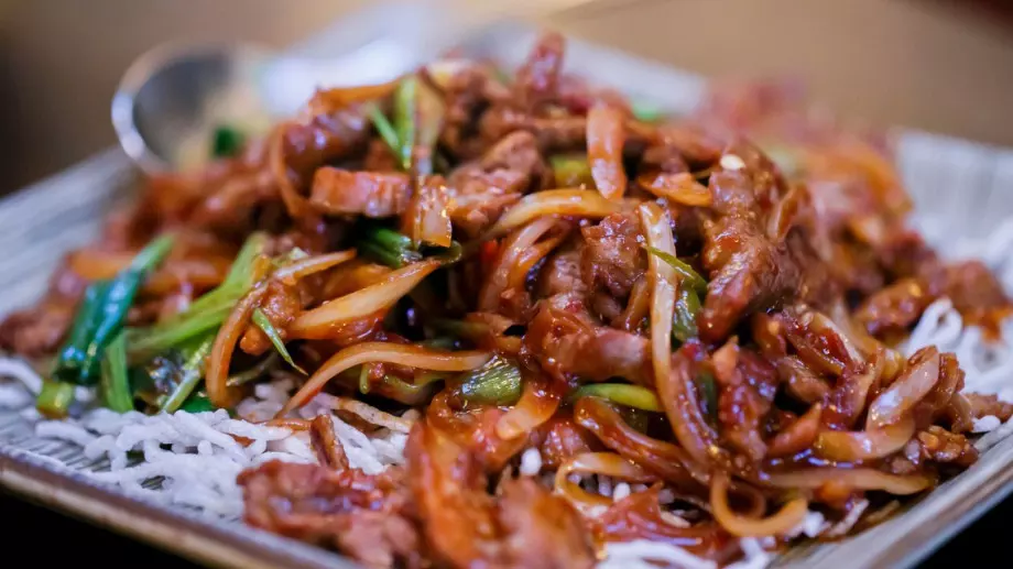 Няма по-вкусно запържено телешко месо с лук