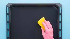 Как да почистите загоряла тава със сода и водороден пероксид (ВИДЕО)