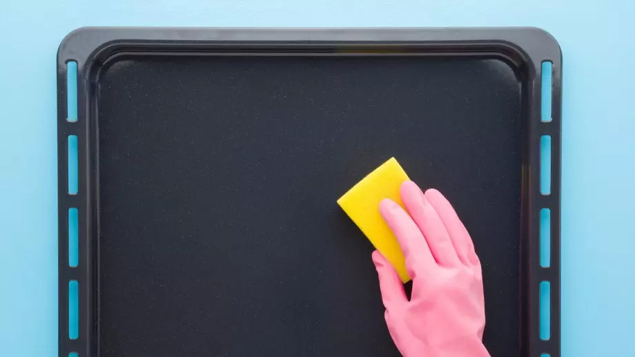 Как да почистите загоряла тава със сода и водороден пероксид (ВИДЕО)