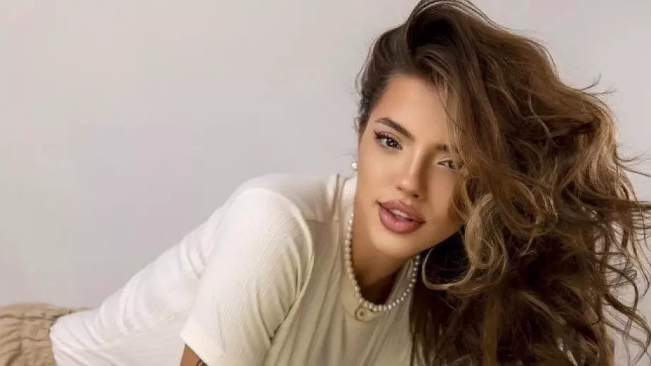 Пълна промяна: Дара изуми феновете с нова визия (СНИМКА)