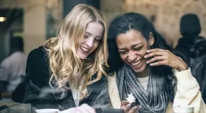 Женски виц за 21 февруари 2024: Блондинка се вози в експериментално такси