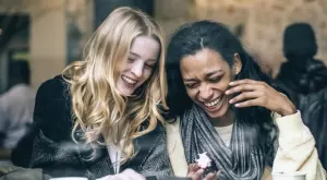 Женски виц за 8 март 2024: Жена се кани да замине на море без мъжа си