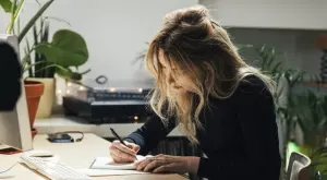 Как се пише правилно: вестник или весник?