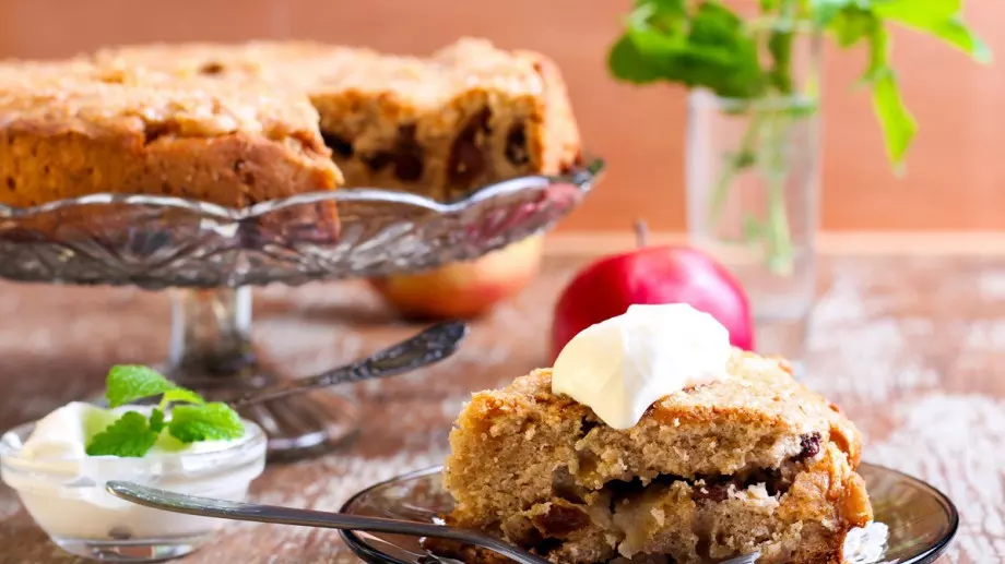 Много сочен кейк с ябълки и сметана